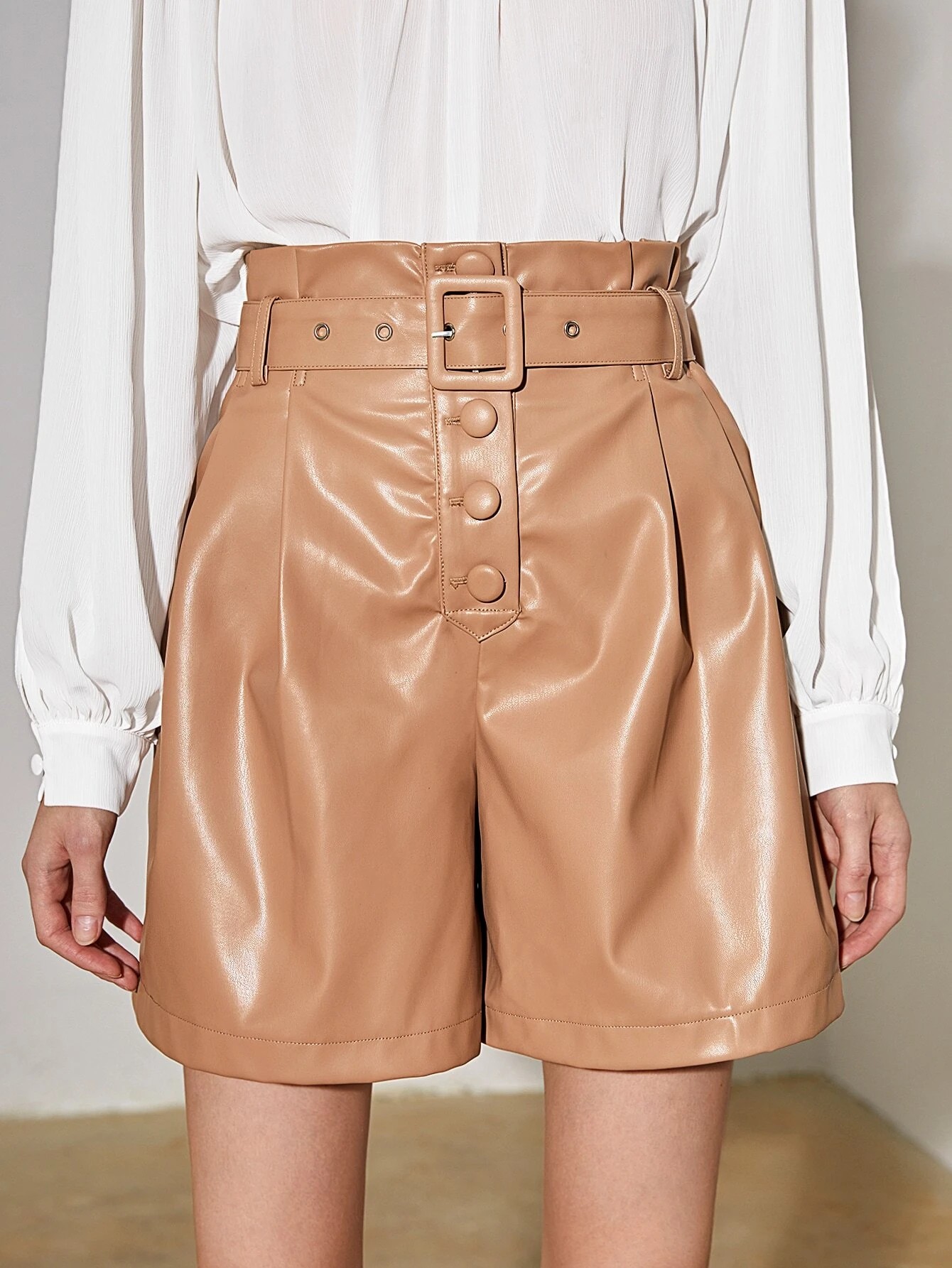 Shorts cintura con fibbia pelle sintetica