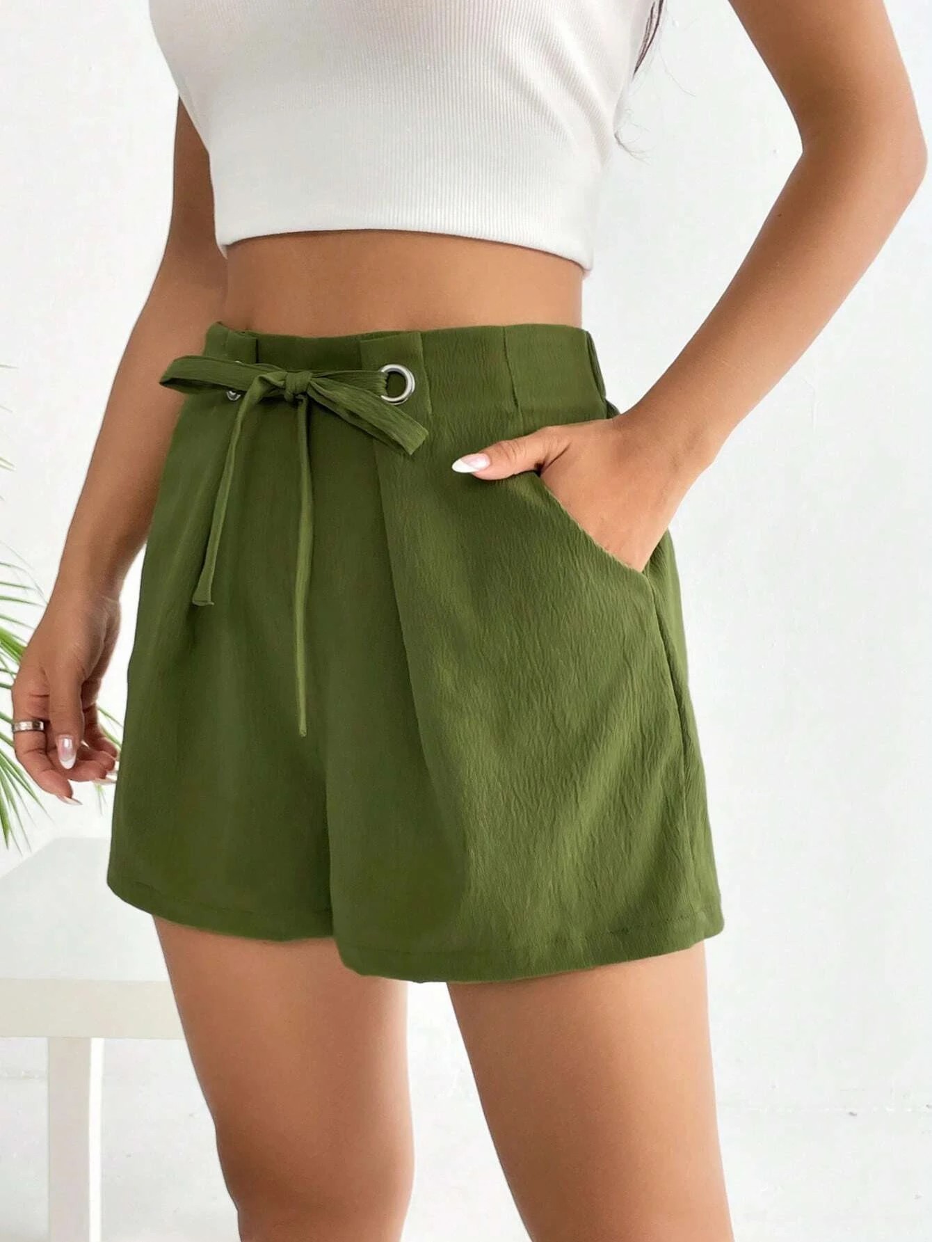 Shorts con gamba ampia monocolore con cintura