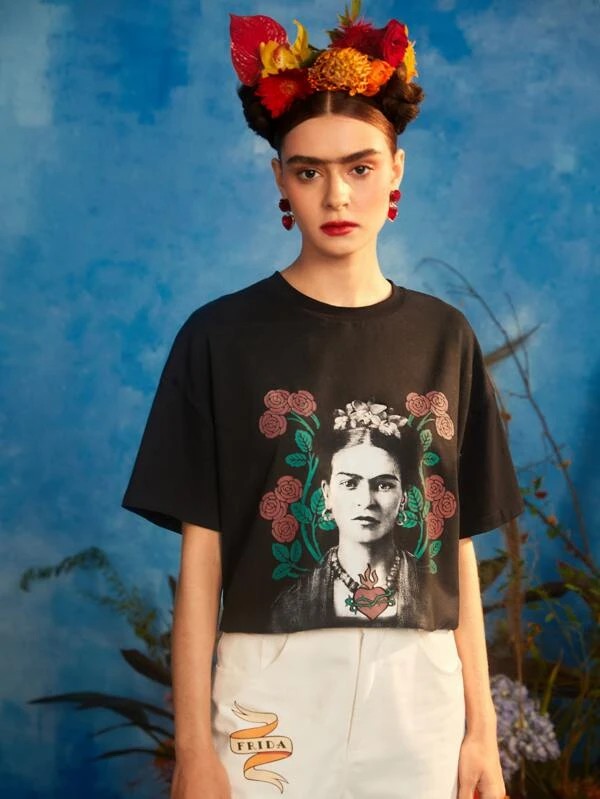 Frida Kahlo X  Maglietta con spalla cadenti con grafica figura e lettera
