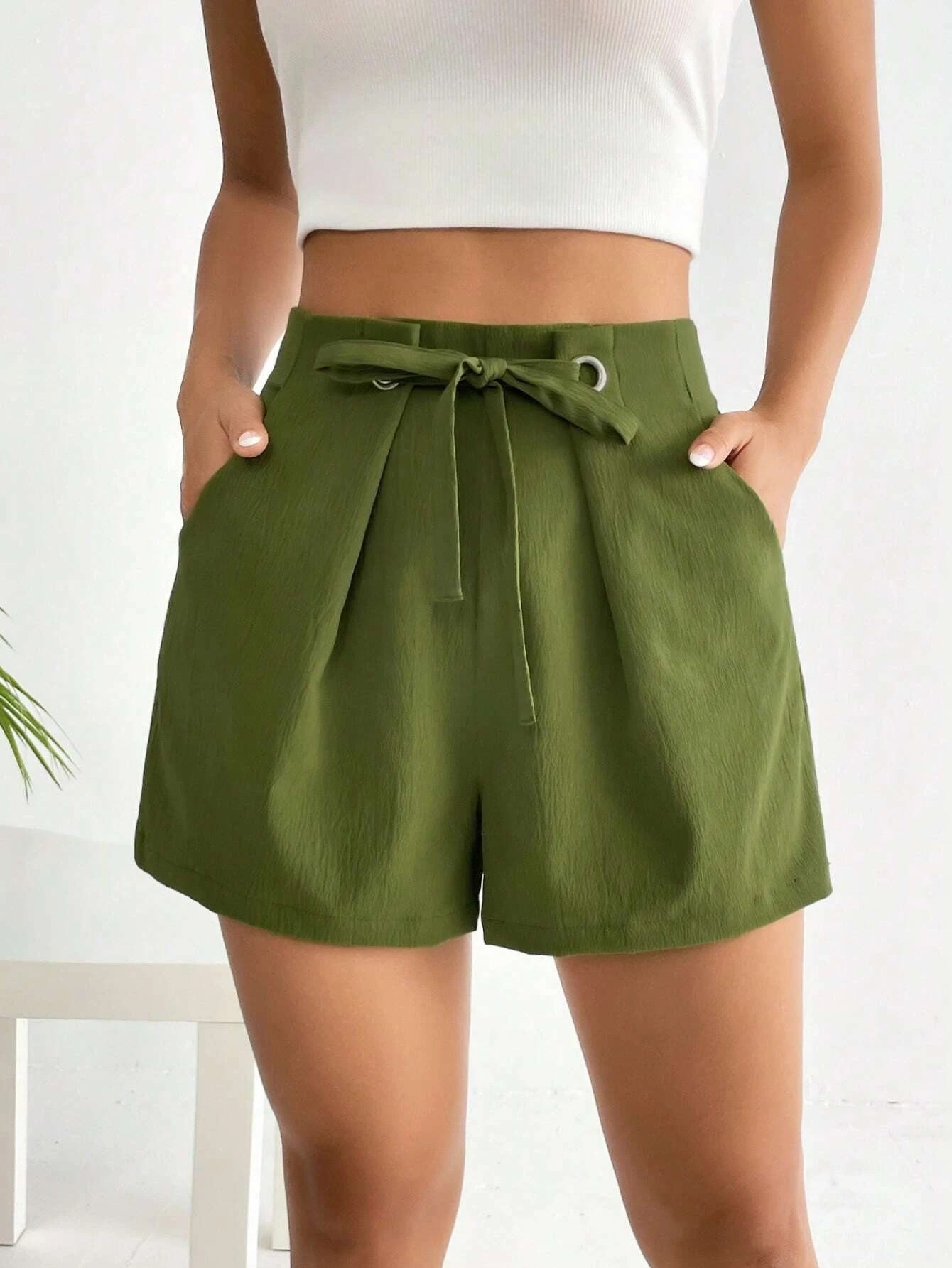 Shorts con gamba ampia monocolore con cintura