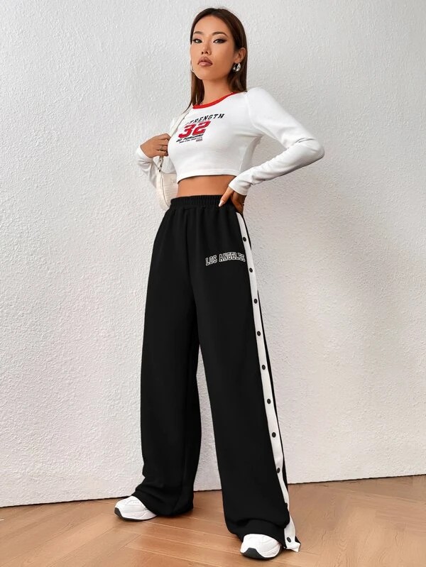 Pantaloni a gamba larga con lettera grafica e bordo a contrasto