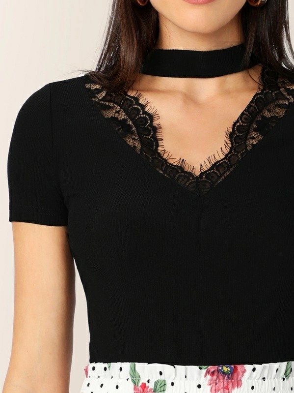 Top aderente choker con pizzo