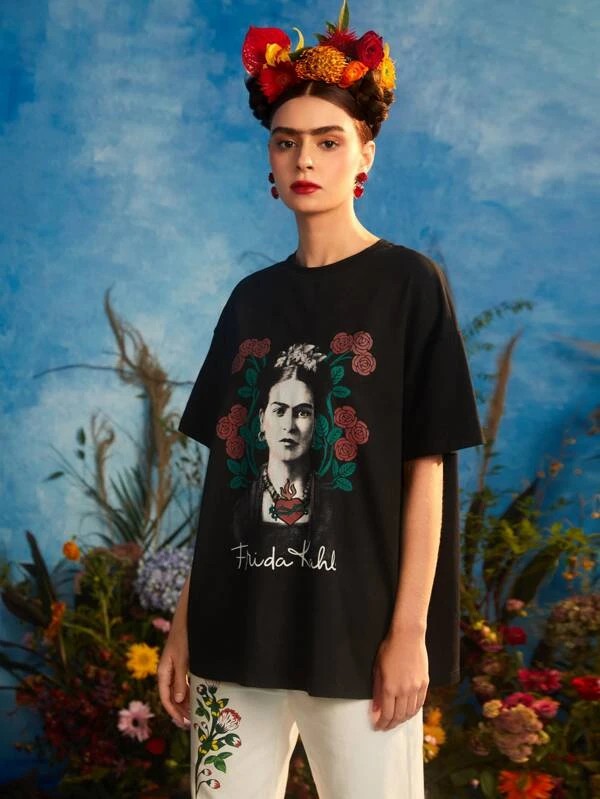Frida Kahlo X  Maglietta con spalla cadenti con grafica figura e lettera