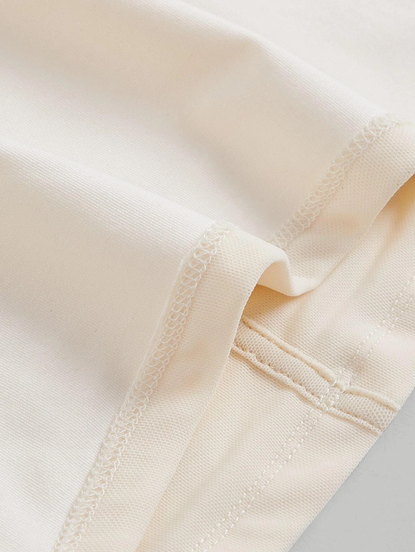 Top corto con bretelle sottili monocolore.