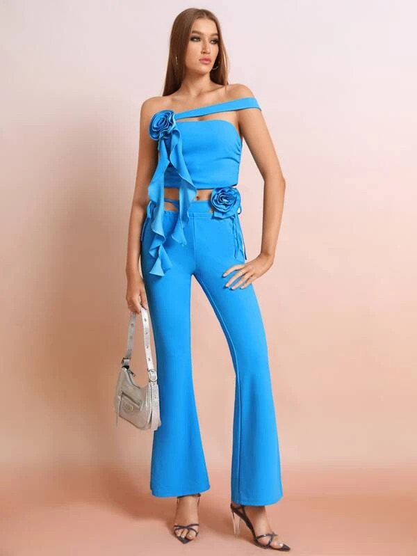 Pantaloni svasati con applicazioni floreali e vita scavata