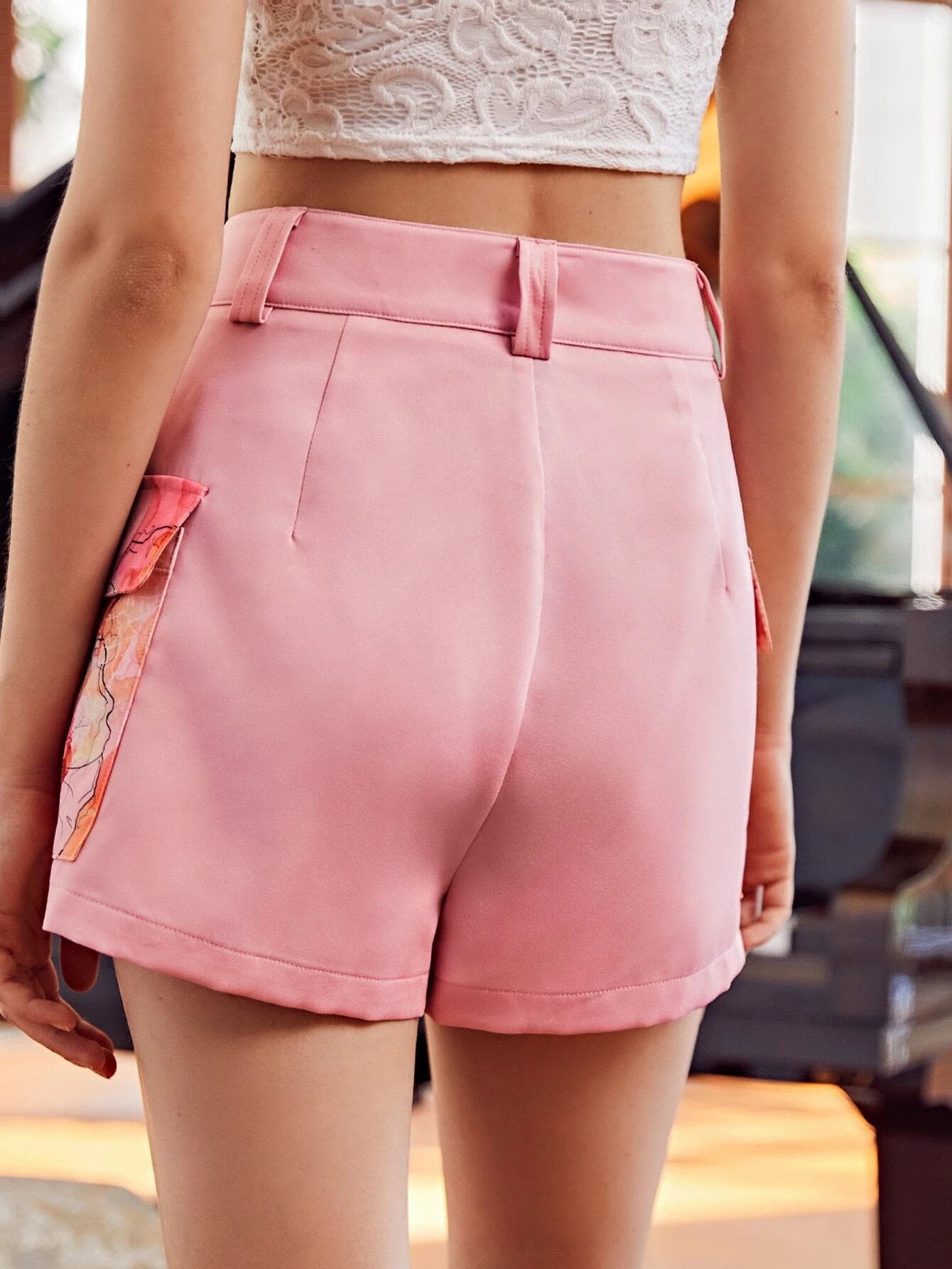 Shorts floreali con tasca con patta con zip