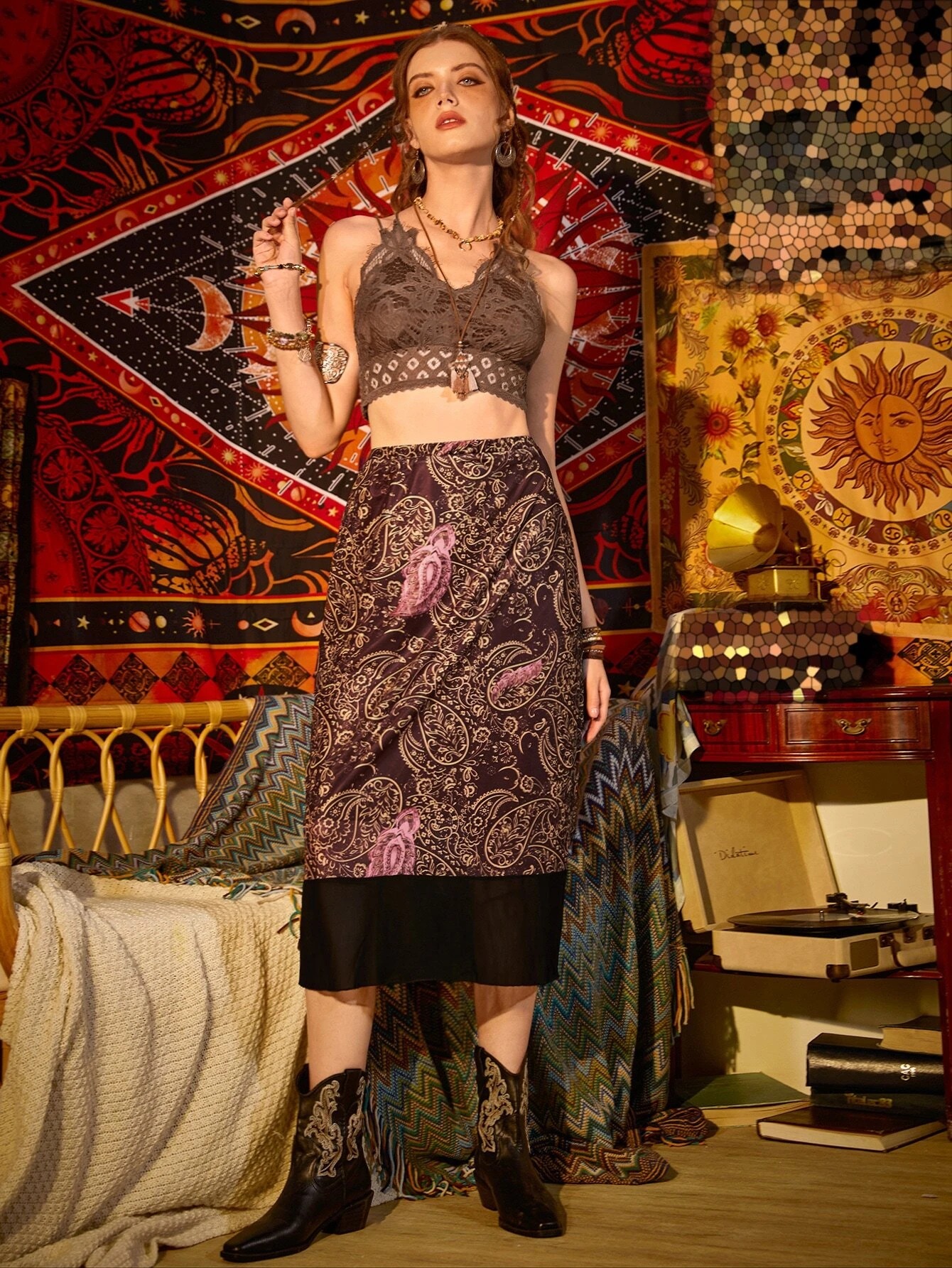 Gonna in tulle con stampa Paisley e dettagli contrastanti.