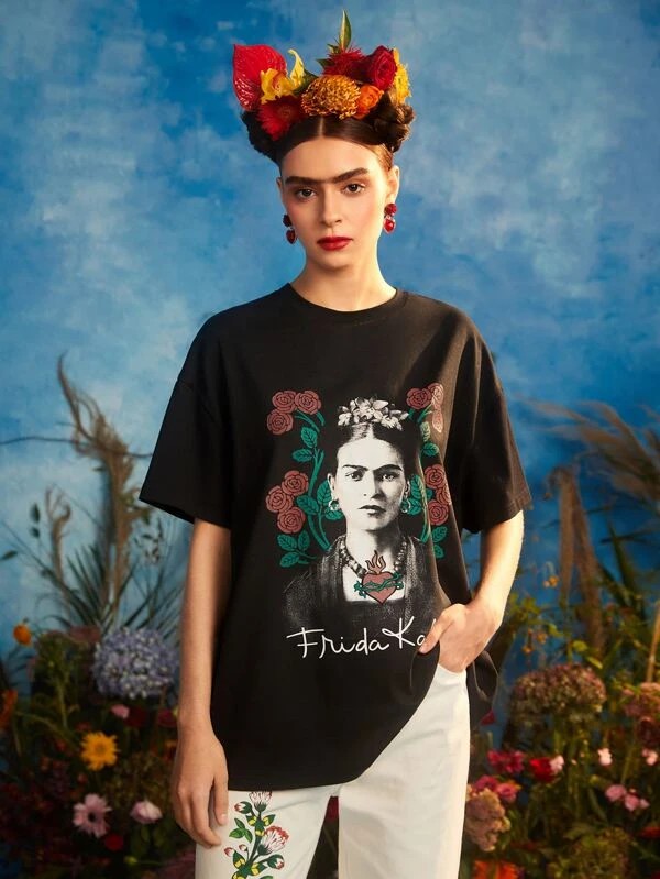 Frida Kahlo X  Maglietta con spalla cadenti con grafica figura e lettera