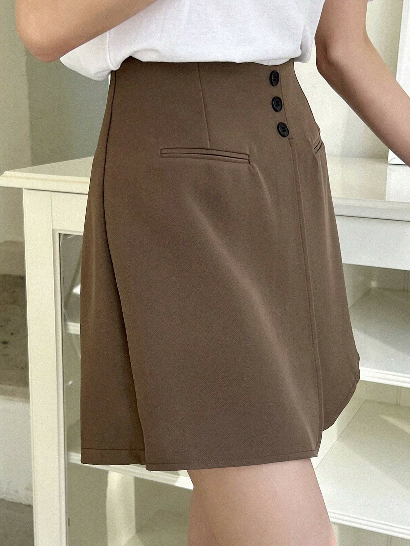 Shorts con gamba ampia monocolore con bottone frontale