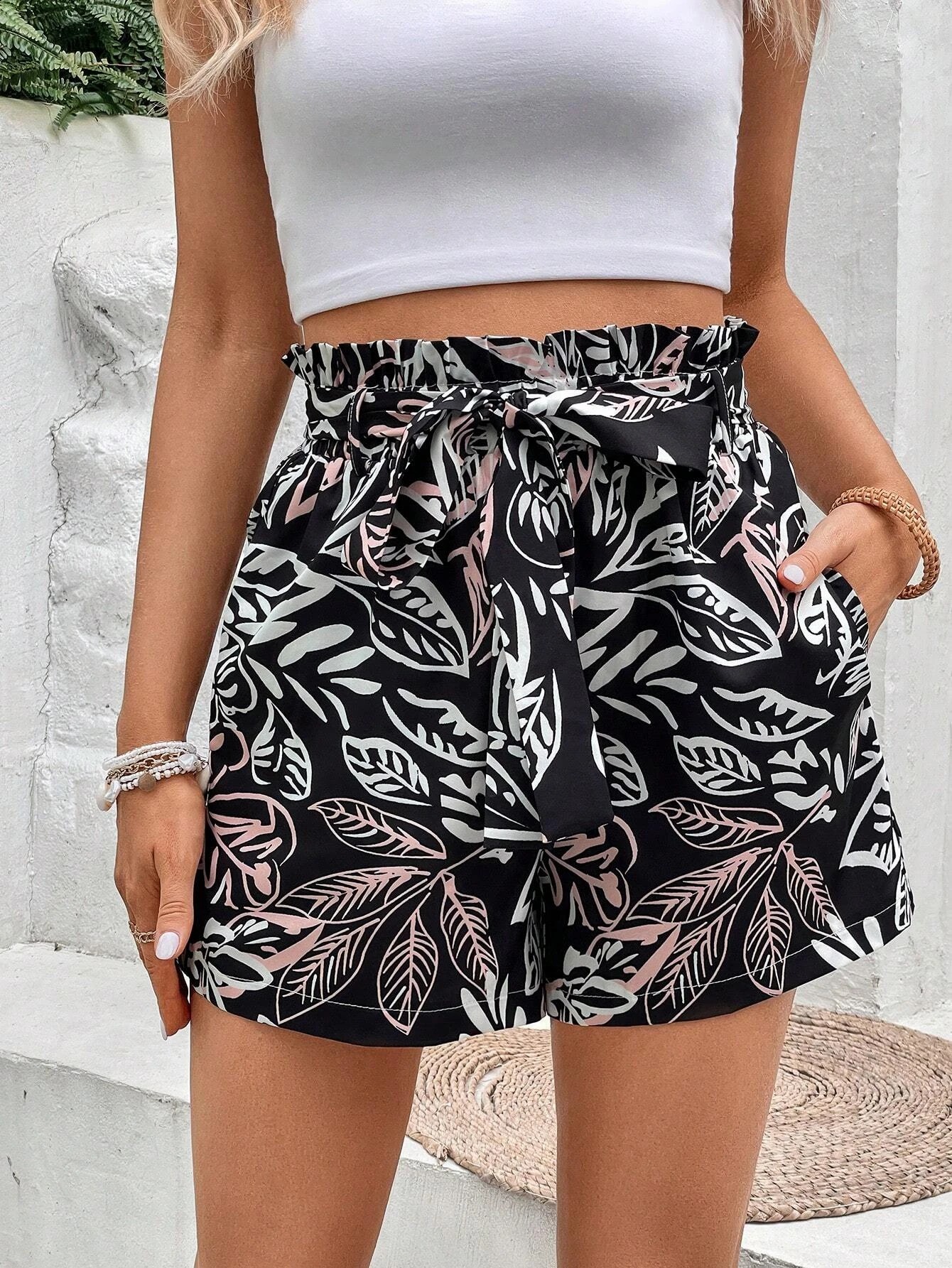 Shorts con cintura con stampa tropicale vita a volant sovrapposti