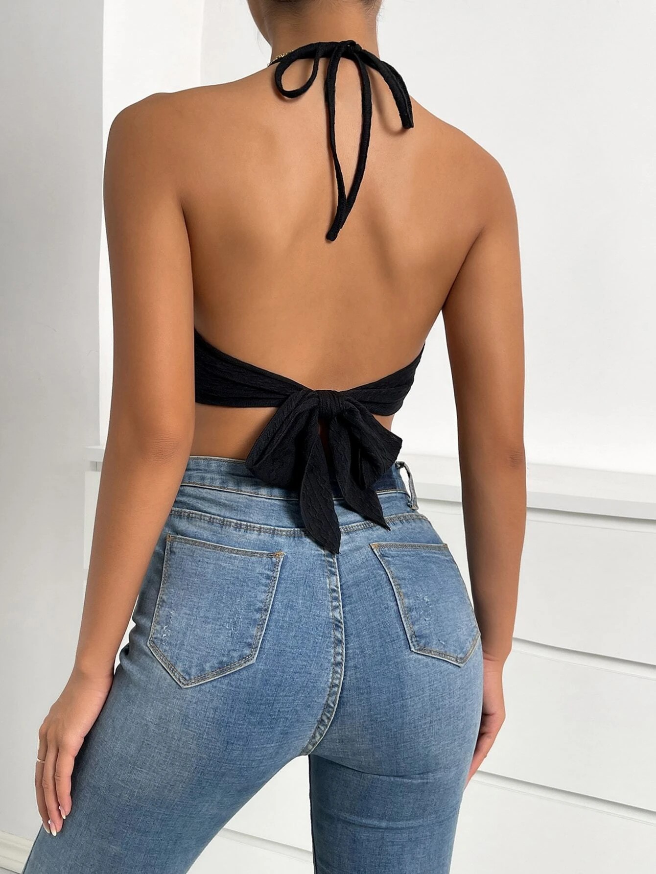 Top halter con frange a capestro.
