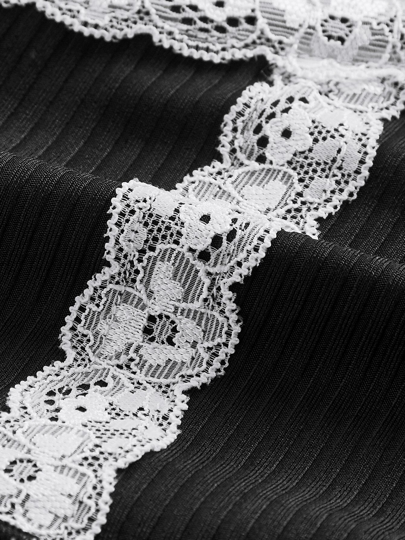 Top con bretelle sottili, pizzo a contrasto e orlo a lattuga