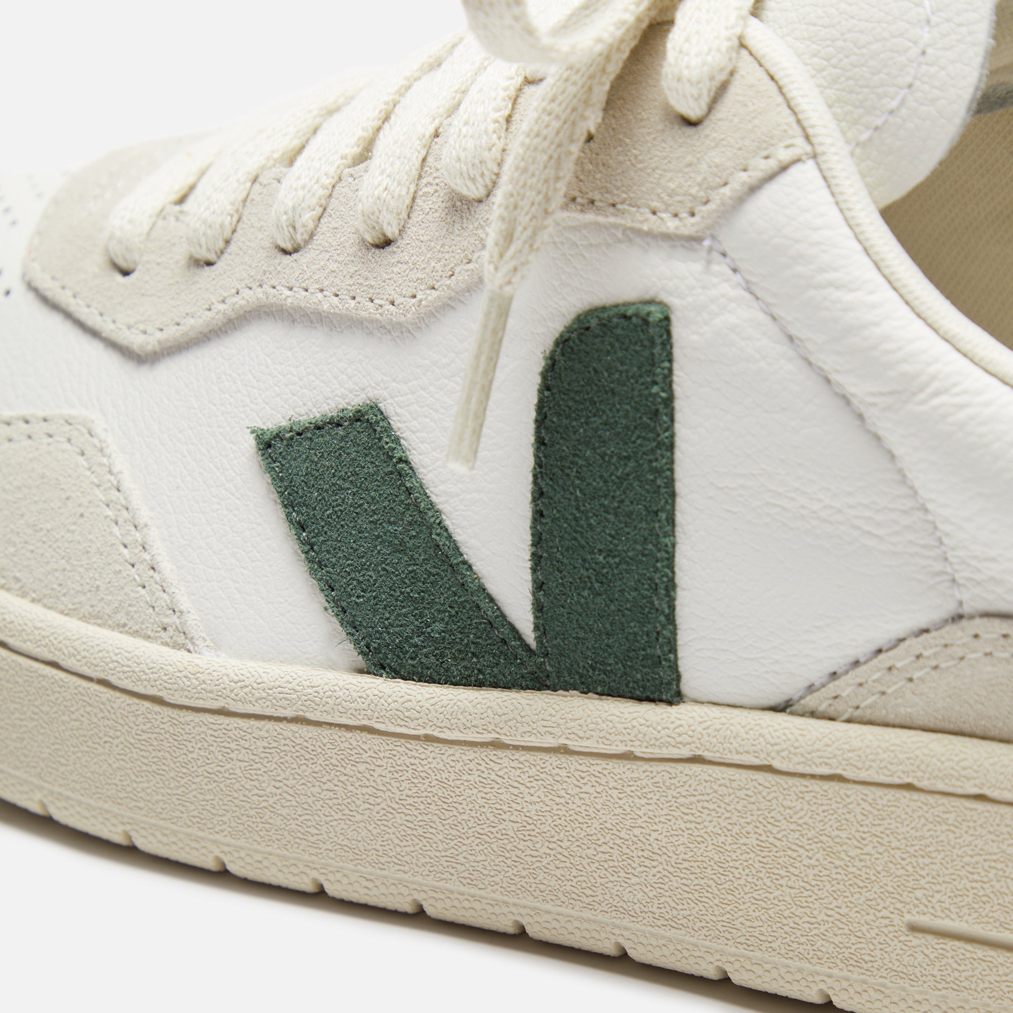 Veja V-90 - Extra White / Cyprus