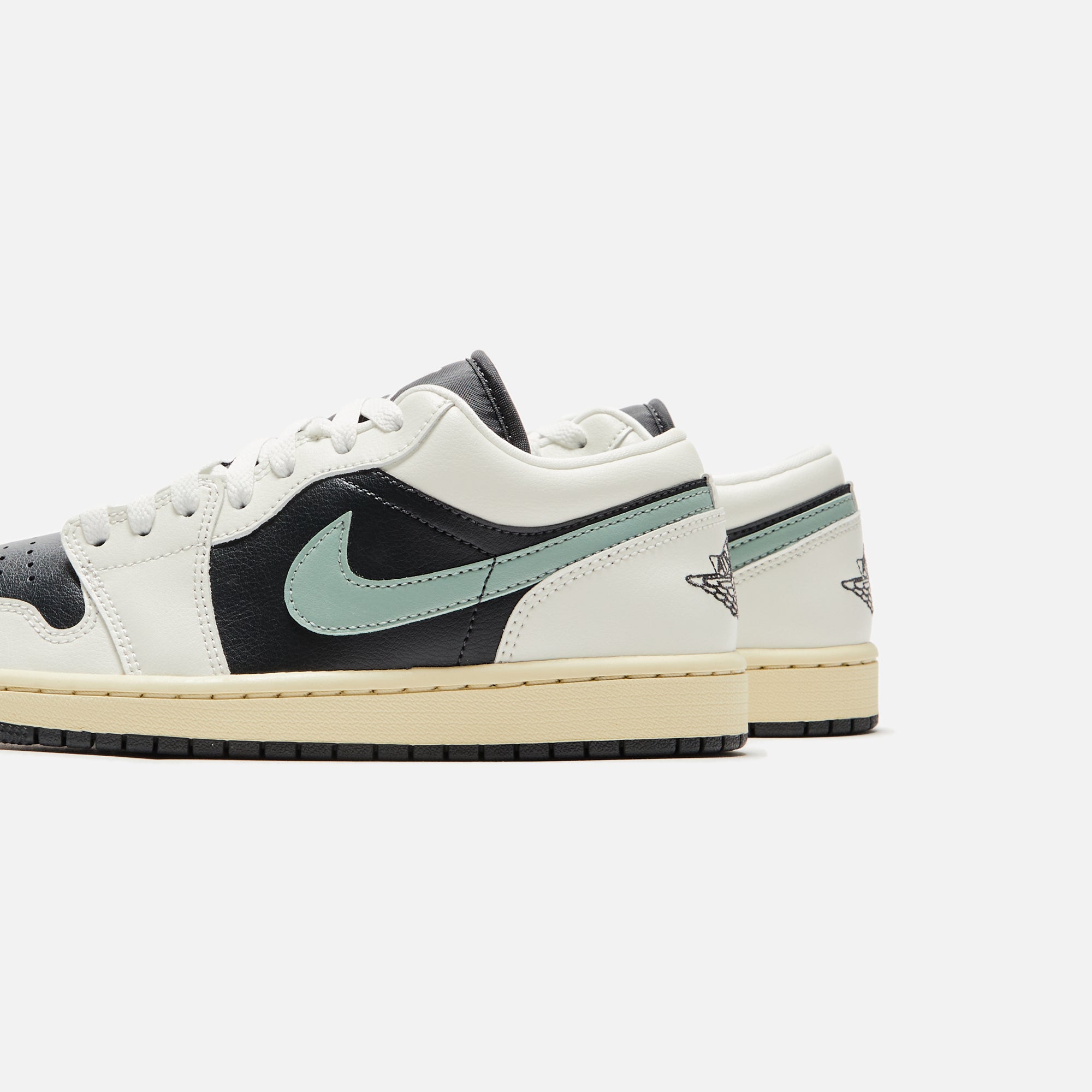 Nike WMNS Air Jordan 1 Low - Anthracite / Jade Smoke / Sail