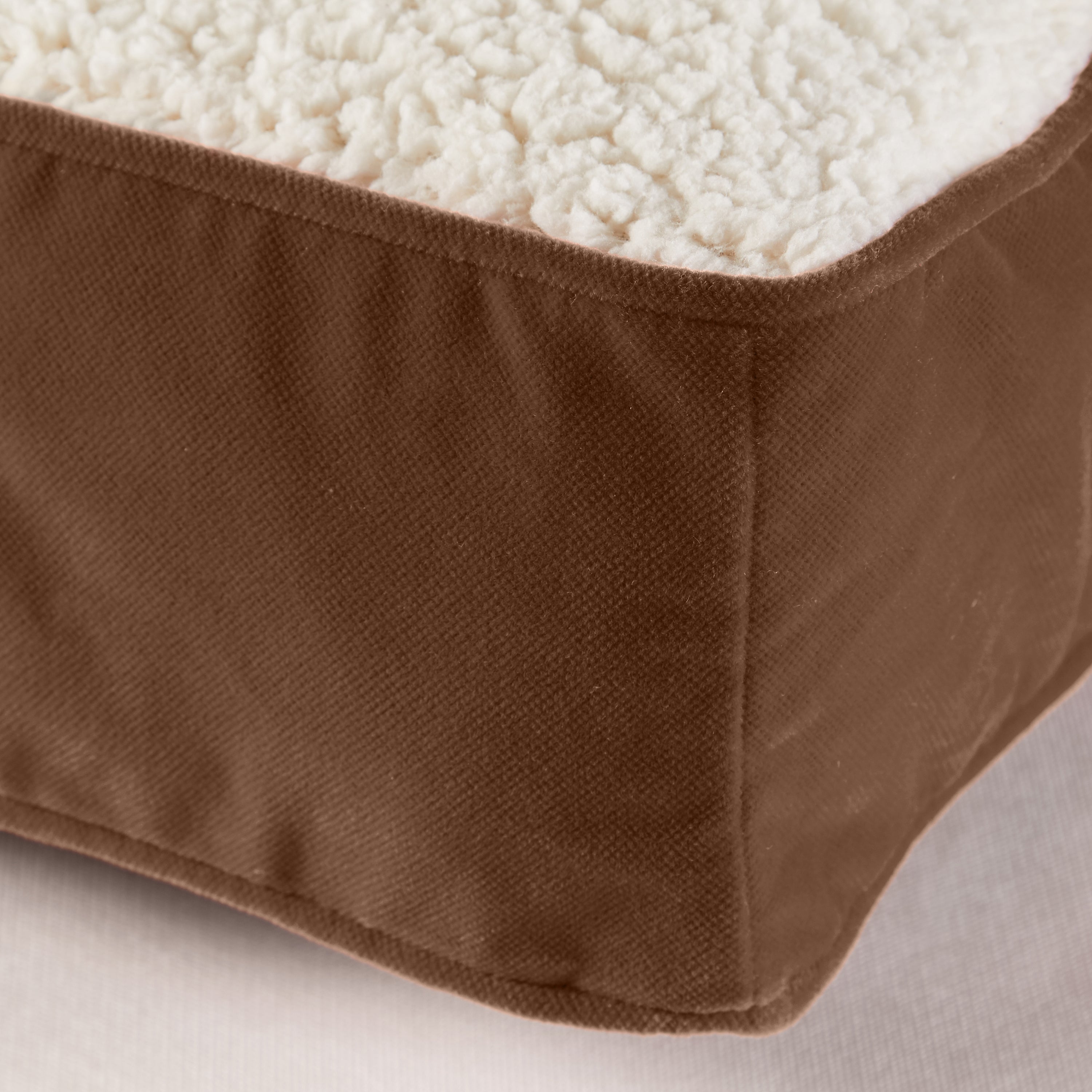 Happy Hounds Oscar Sherpa Orthopedic Dog Bed， Latte， Small (36 x 24 in.)