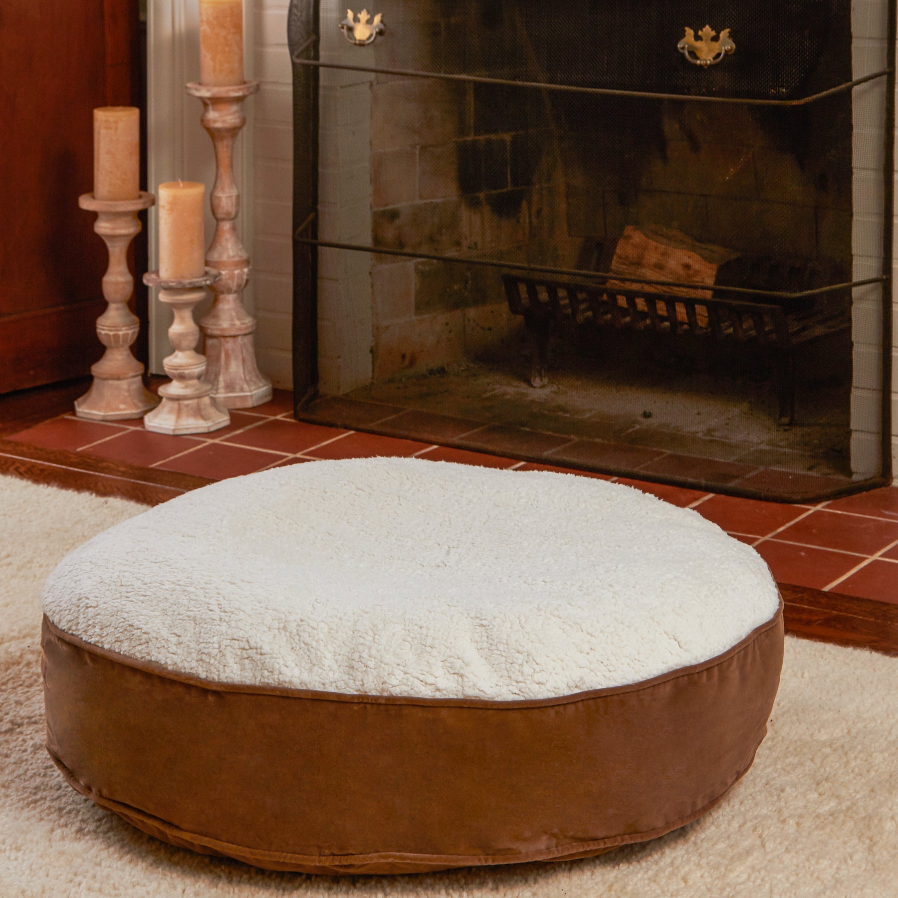 Happy Hounds Scout Sherpa Round Pillow Dog Bed， Latte， Small (30 x 30 in.)