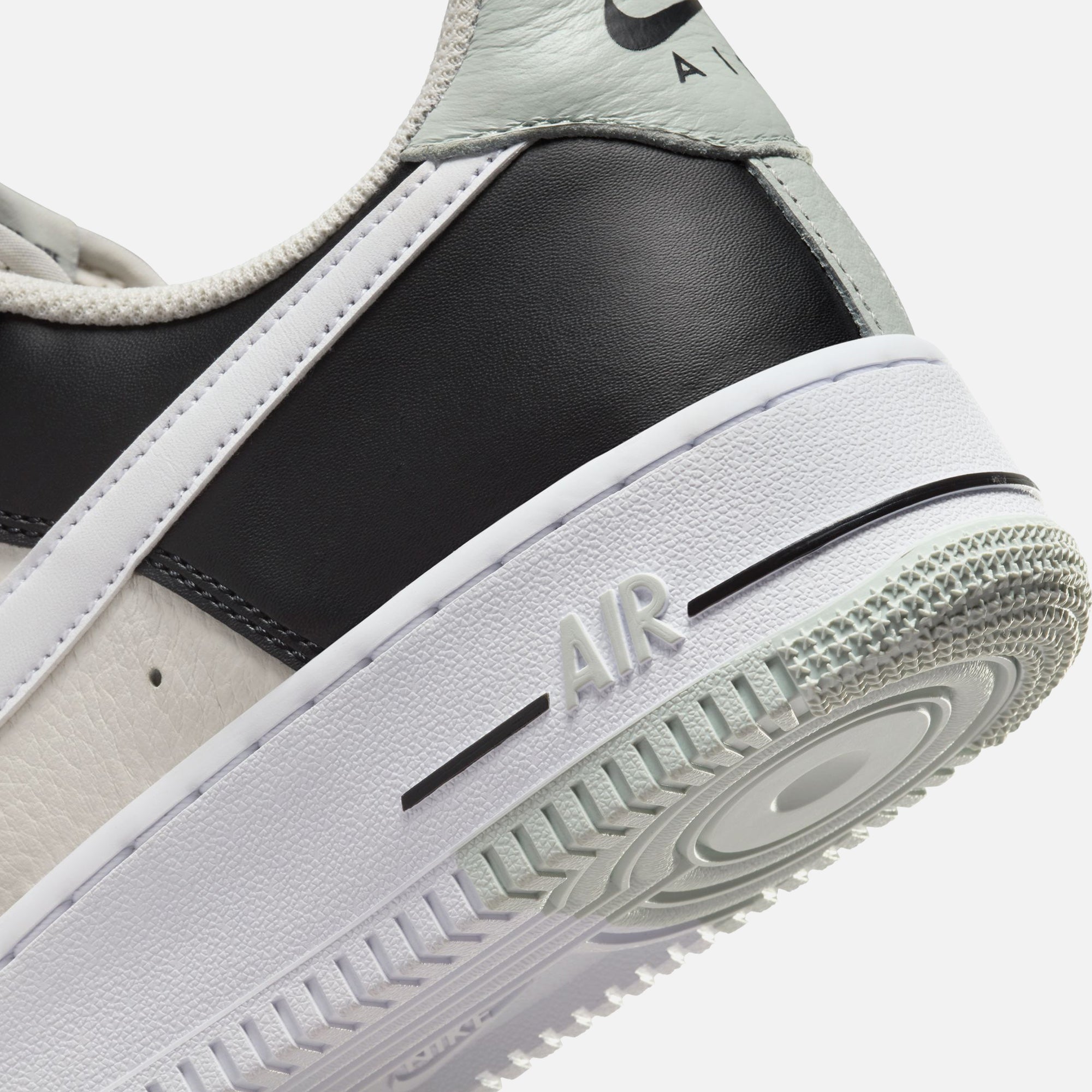 Nike Air Force 1 '07 LV8 - Black / Light Silver / Phantom