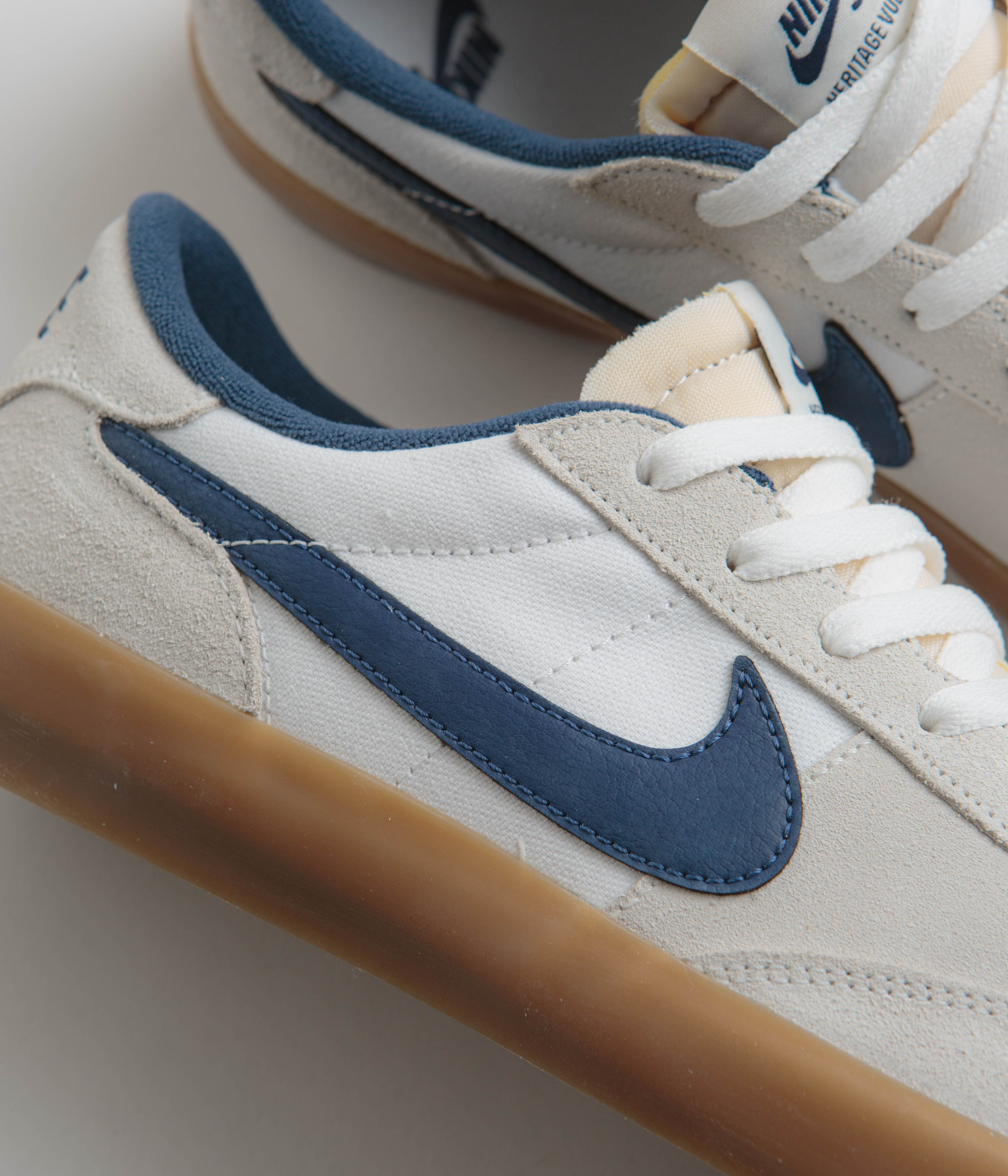 Nike SB Heritage Vulc Shoes - Summit White / Navy - White - Gum Light Brown