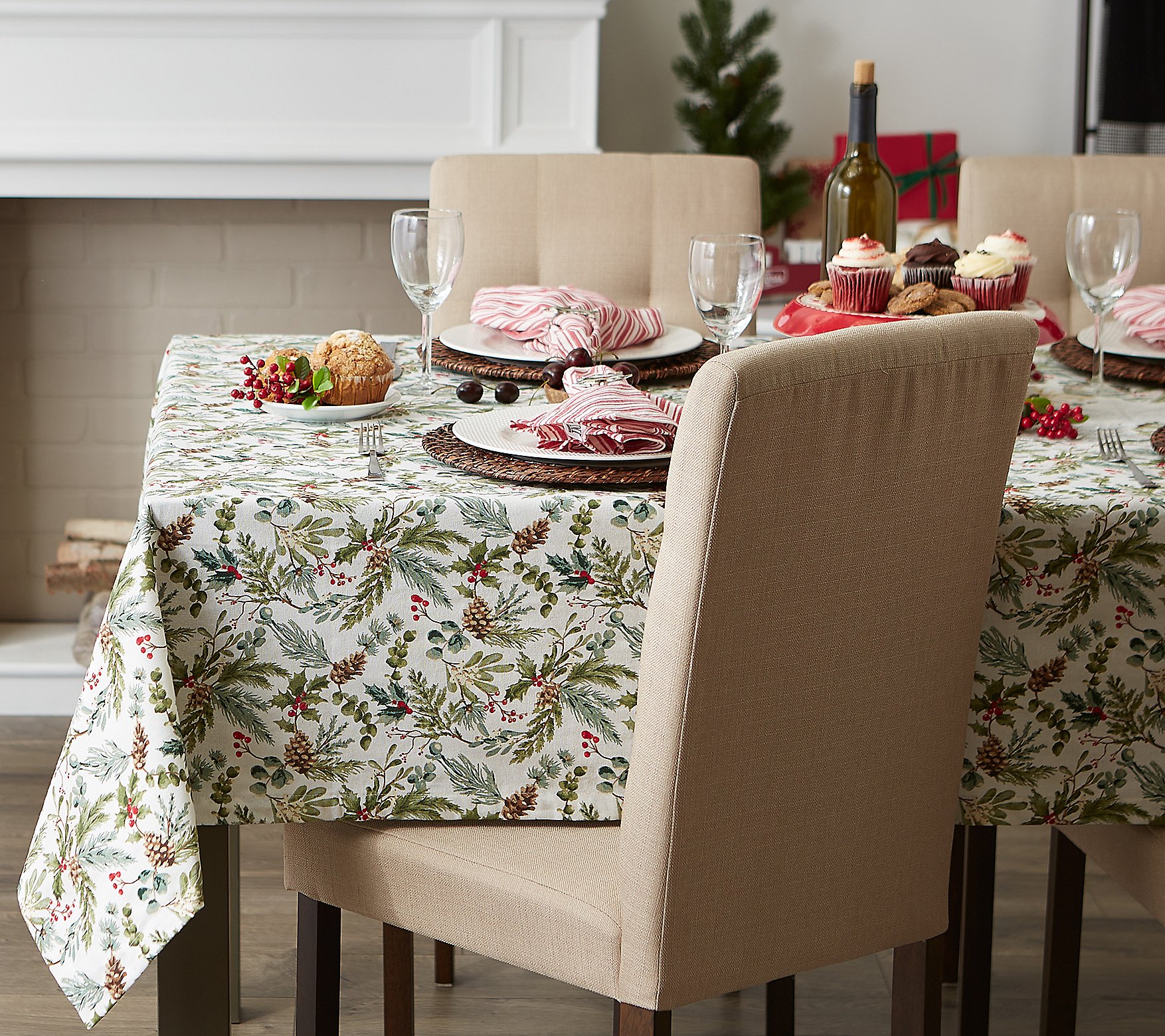 Design Imports Heritage Holiday Sprigs Tablecloth 52